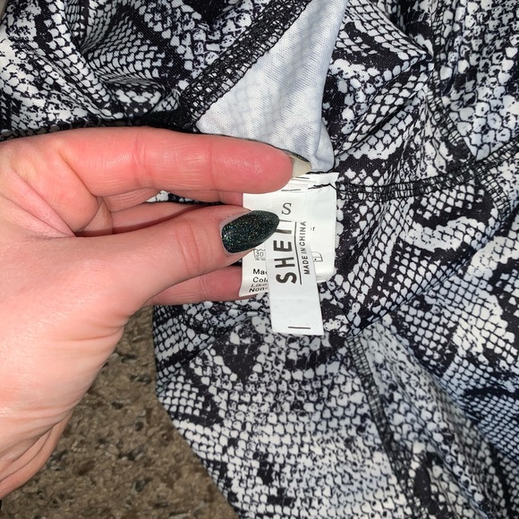 SHEIN snakeskin print workout leggings with pocket - Picture 8 of 12